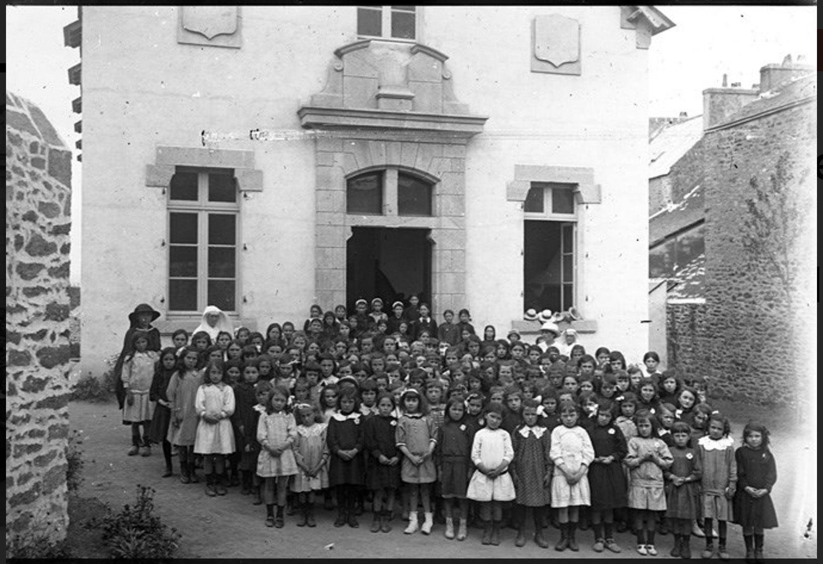 Photographie des élèves d'une école.