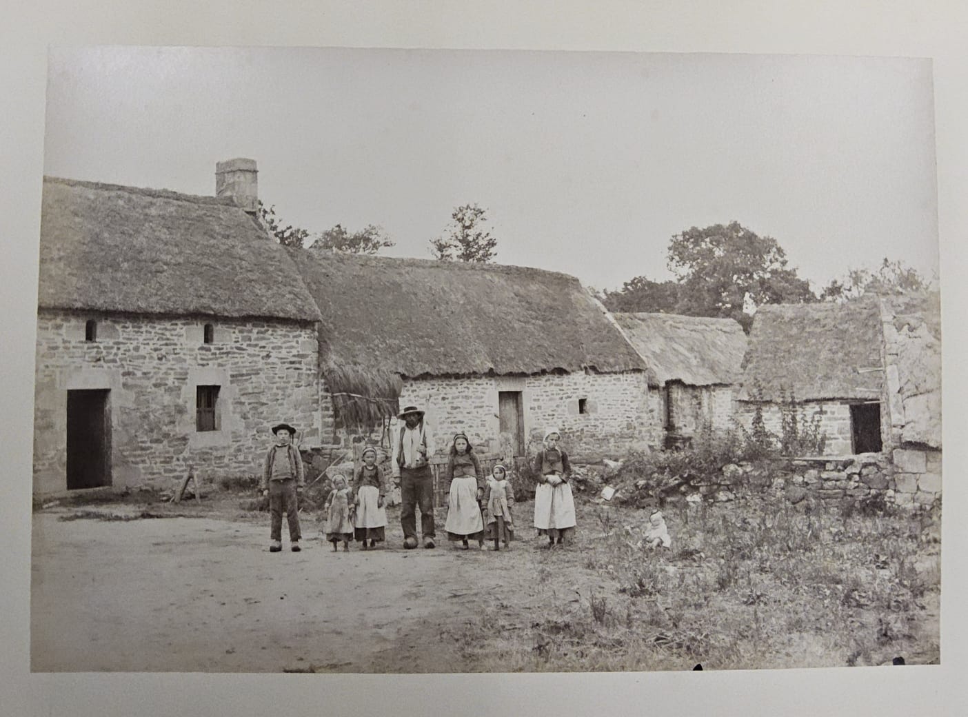 Une famille de fermiers avec sept enfants.