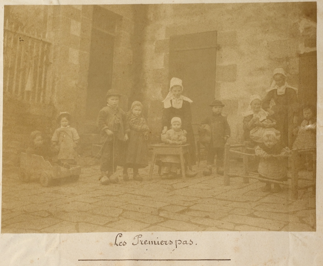 Les premiers pas : des enfants en rang avec plusieurs aides à la marche pour les enfants.