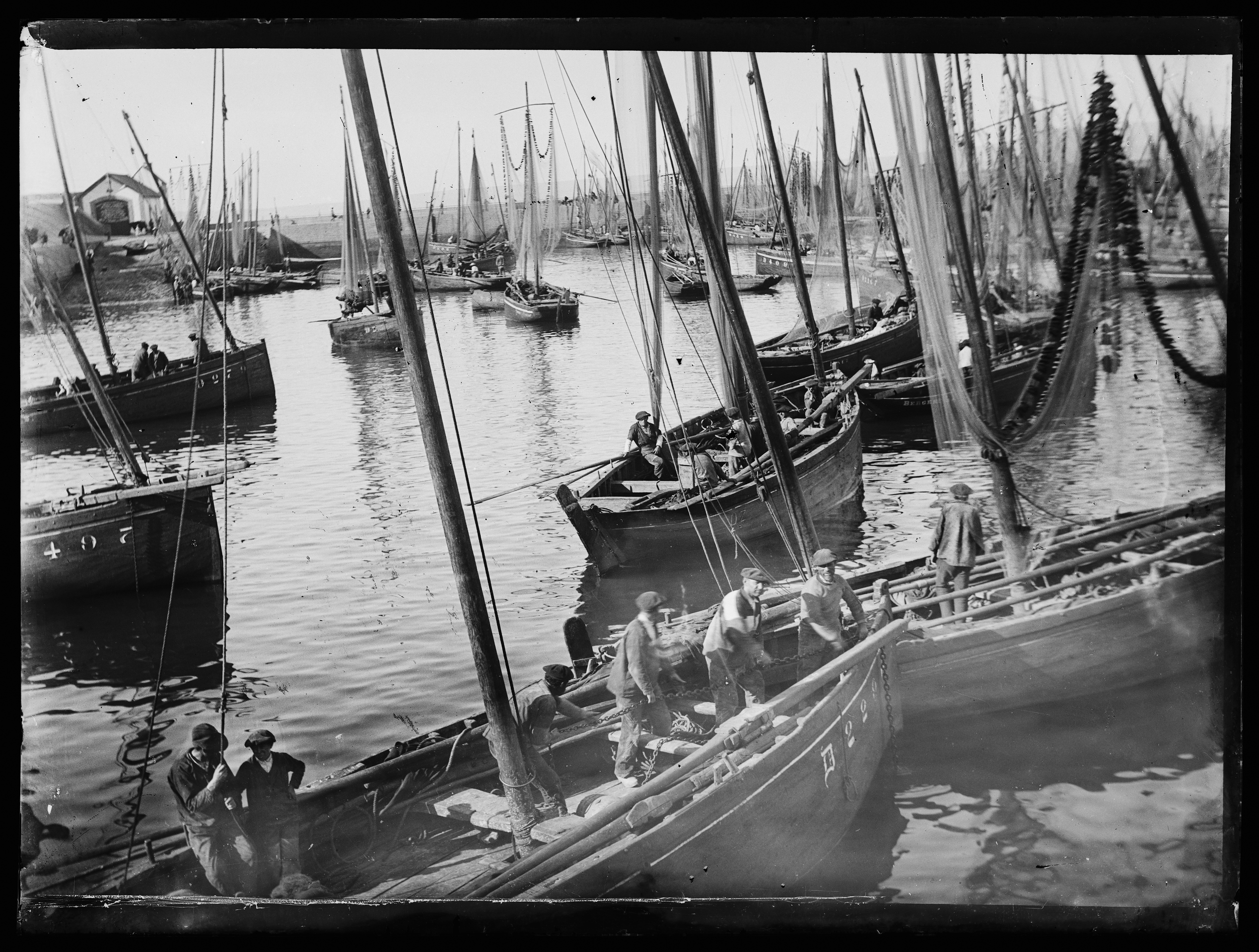 Port de pêche avec des bateaux et des marins au travail, Finistère.